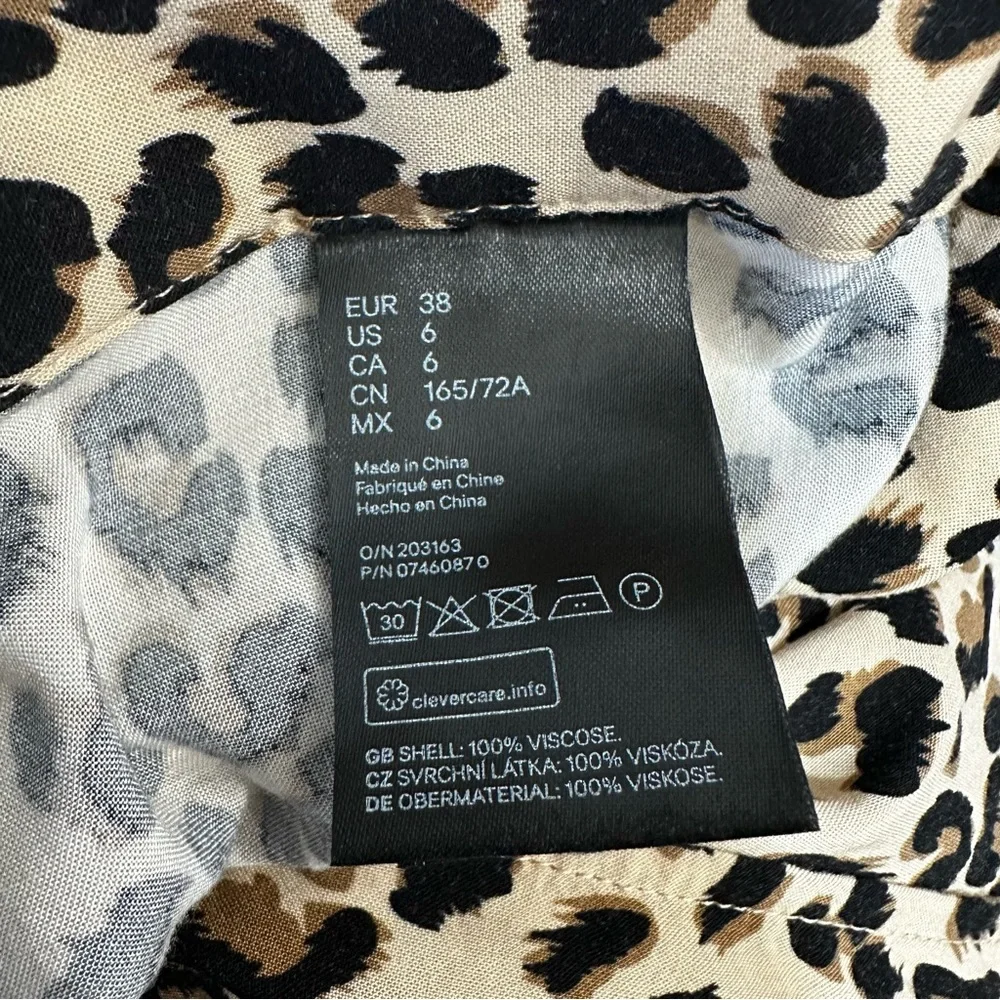 H&M buttons front